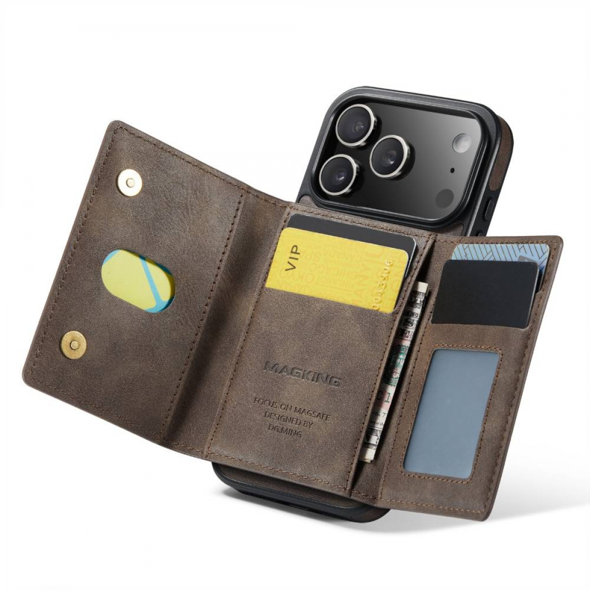 Eine braune Leder-Handyhülle mit einem Telefon darin. Sie enthält Karten, eine VIP-Karte und ein kleines Objekt. Die Hülle ist offen.