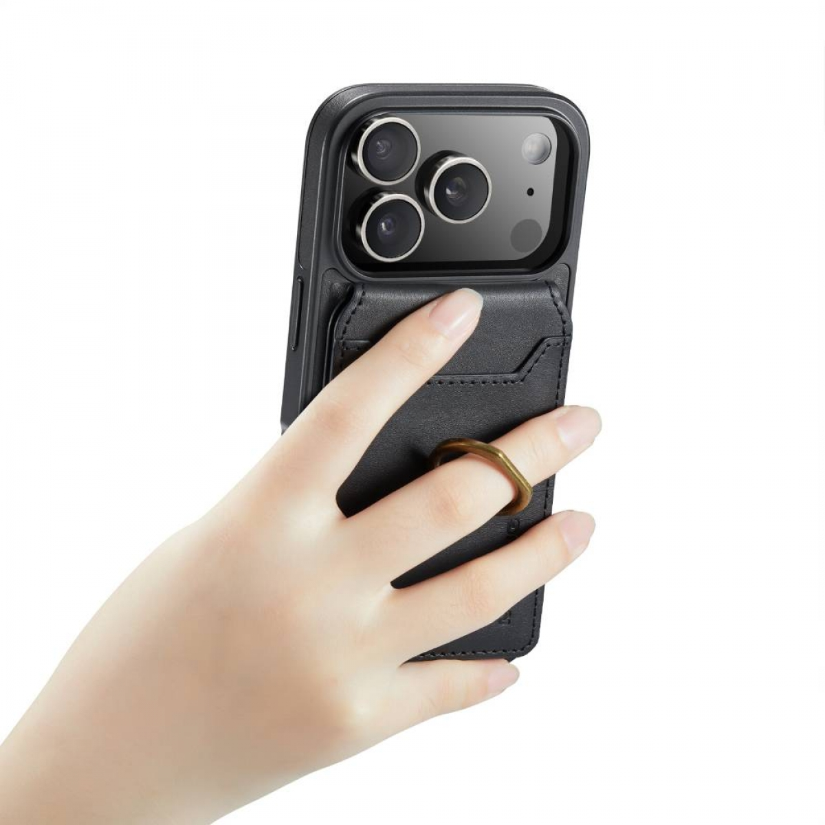 Eine Hand hält eine schwarze iPhone-Hülle mit einem Ring. Die Hülle hat einen Kartenhalter. Das Telefon hat drei Kameralinsen.