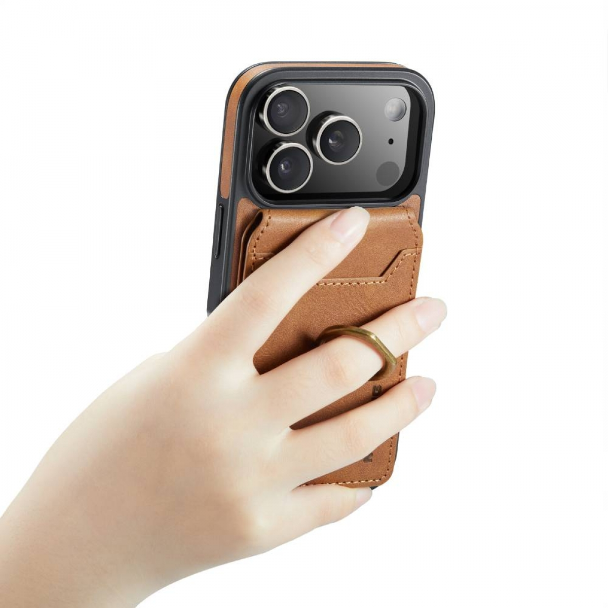 Eine Hand hält ein Telefon mit einer braunen Lederhülle. Die Hülle hat einen Kartenhalter und einen Ring zum Greifen. Das Telefon hat drei Kameras.