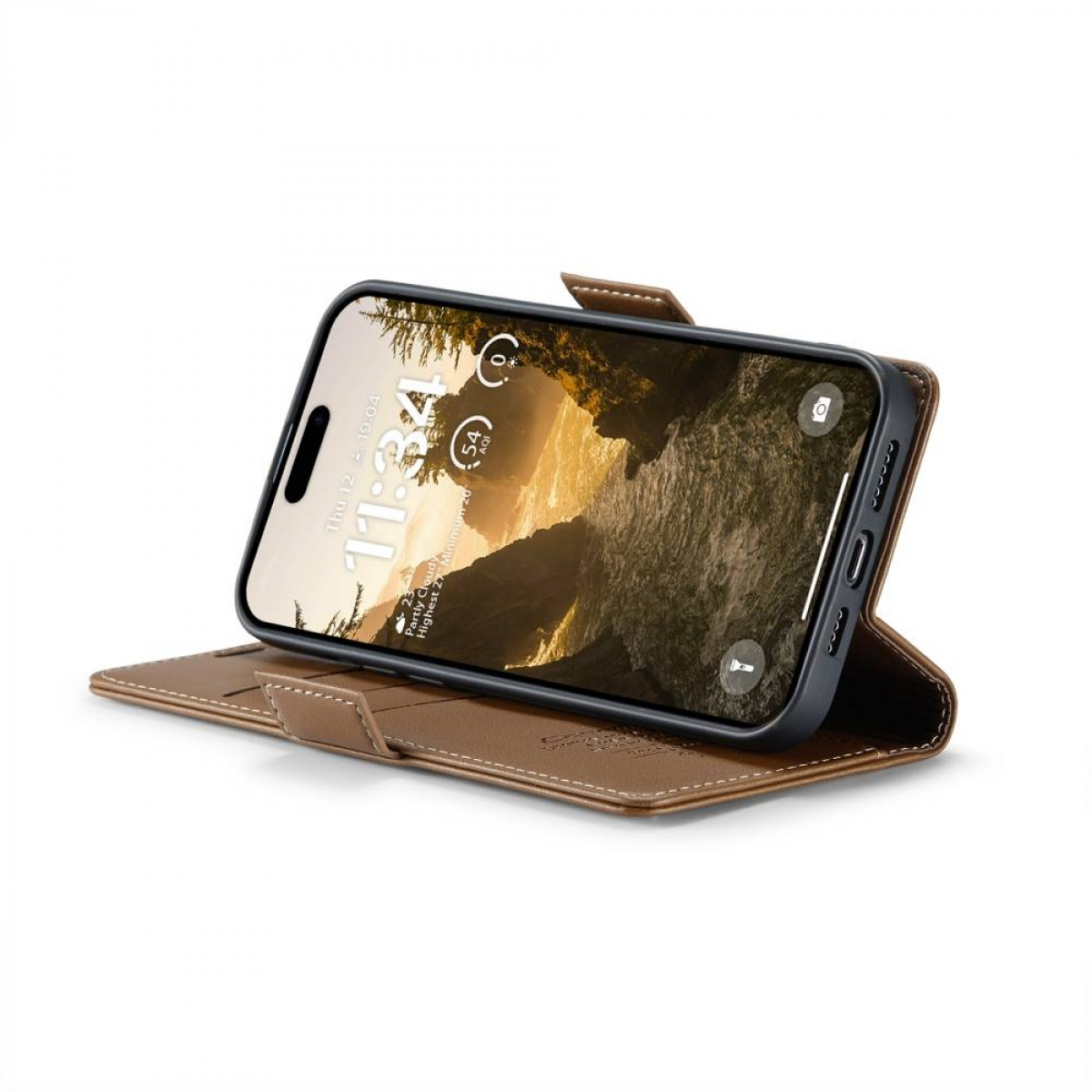 Eine braune Leder-Handyhülle mit einem Telefon darin, das einen Hintergrund mit Berglandschaft zeigt. Das Telefon ist aufgestellt.