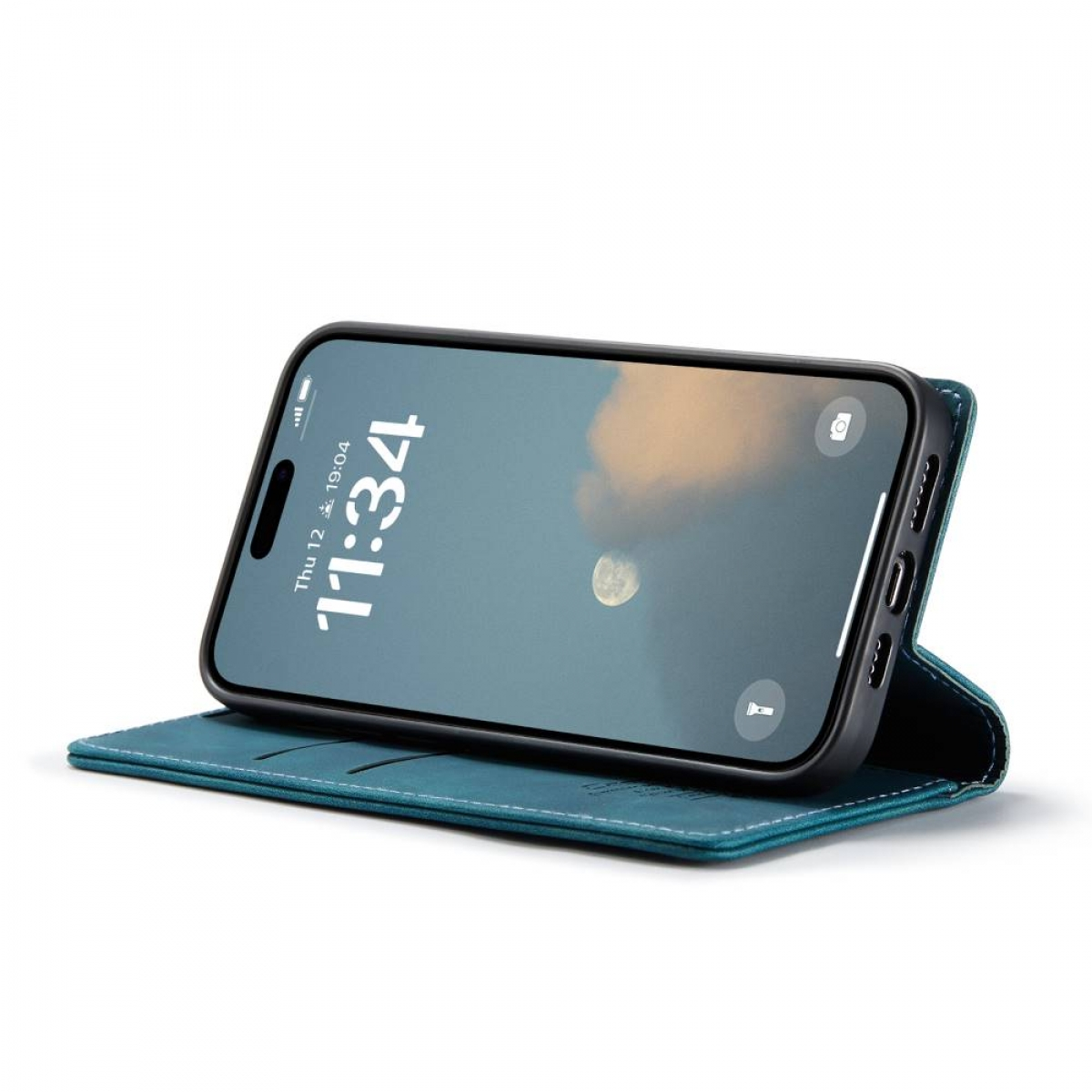 Smartphone auf einer tealfarbenen Hülle, die die Uhrzeit anzeigt. Die Hülle ist offen und zeigt den Bildschirm. Weißer Hintergrund.
