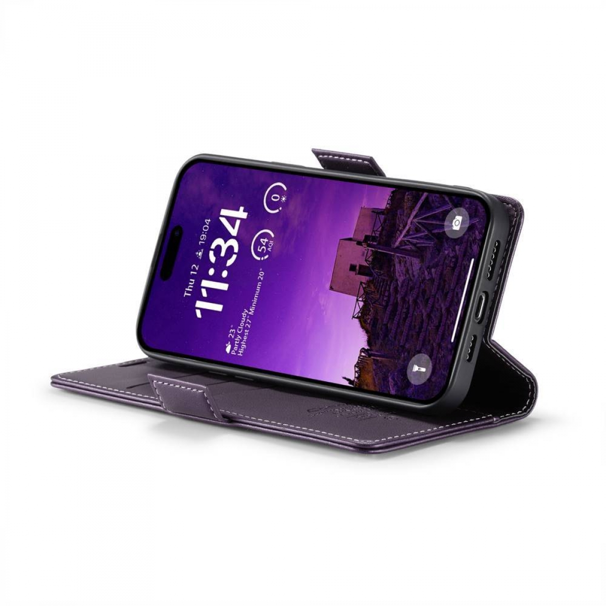 Ein Smartphone in einer lilafarbenen Hülle zeigt eine Uhr und eine Landschaft. Die Hülle ist geöffnet und zeigt ein genähtes Innenteil.