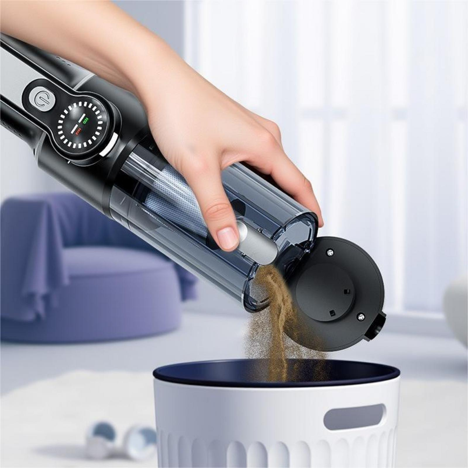 Hand entleert einen Staubsauger in einen Mülleimer. Der Staubsauger ist schwarz, der Mülleimer ist weiß.