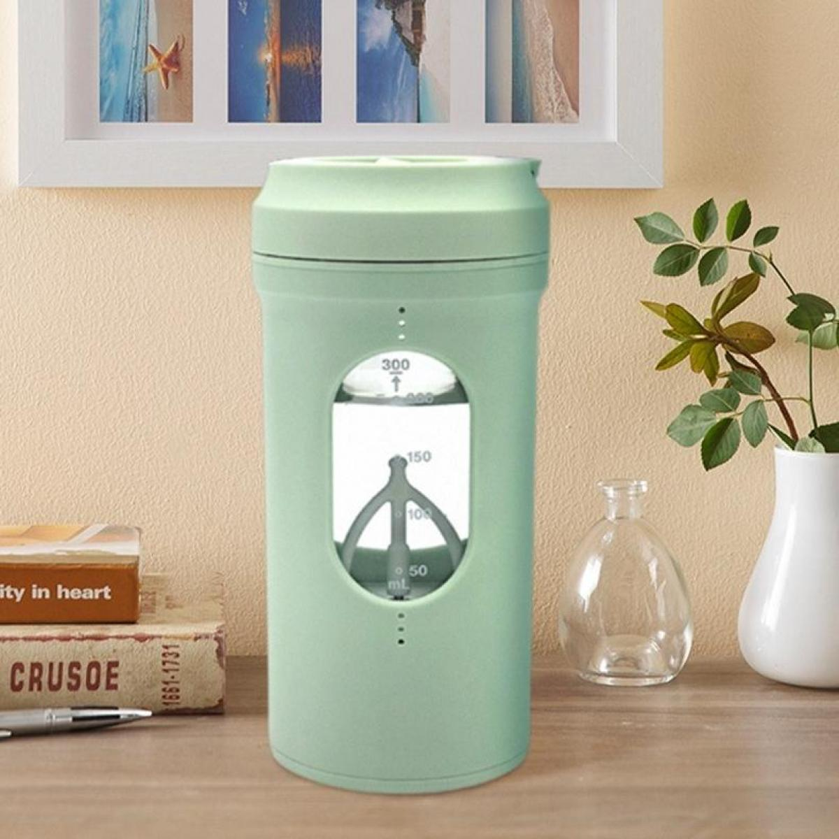 Eine hellgrüne Wasserflasche mit einem transparenten Fenster, das Messungen anzeigt. Daneben Bücher, eine Vase mit Blättern und eine kleine Glasflasche.