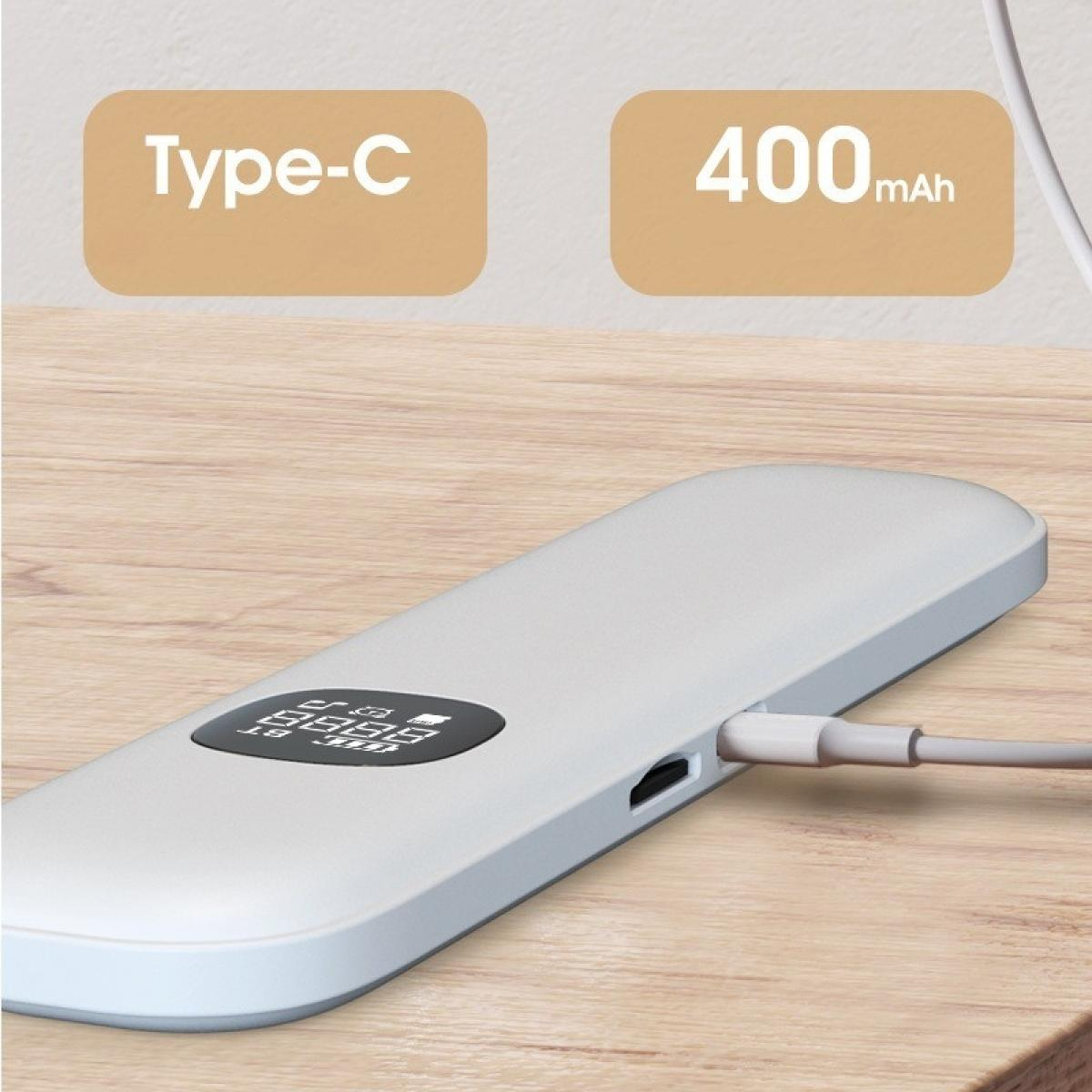 Ein weißes elektronisches Gerät mit Bildschirm, das über ein Typ-C-Kabel geladen wird. Anzeige zeigt Zahlen. Hintergrund mit Etiketten und Holzoberfläche.