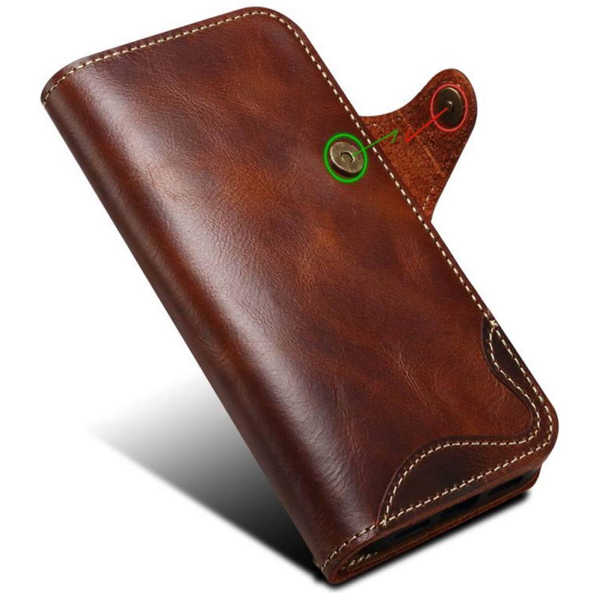 Eine braune Leder-Handyhülle mit weißen Nähten. Sie hat einen Magnetverschluss mit einem Metallknopf. Die Hülle ist auf weißem Grund abgewinkelt.
