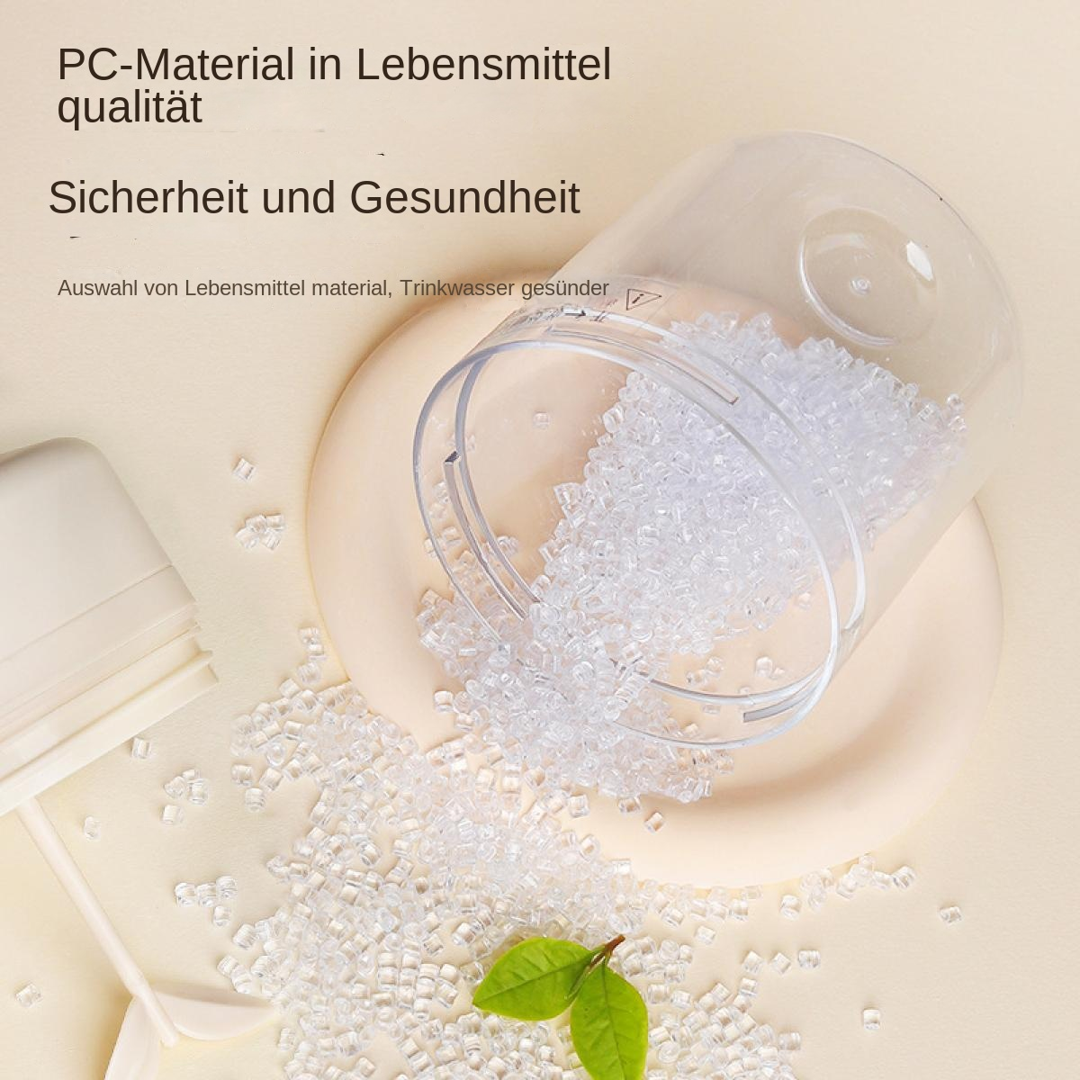 Ein klarer Plastikbehälter verschüttet transparente Granulate auf eine beige Oberfläche mit grünen Blättern. Text auf Deutsch.