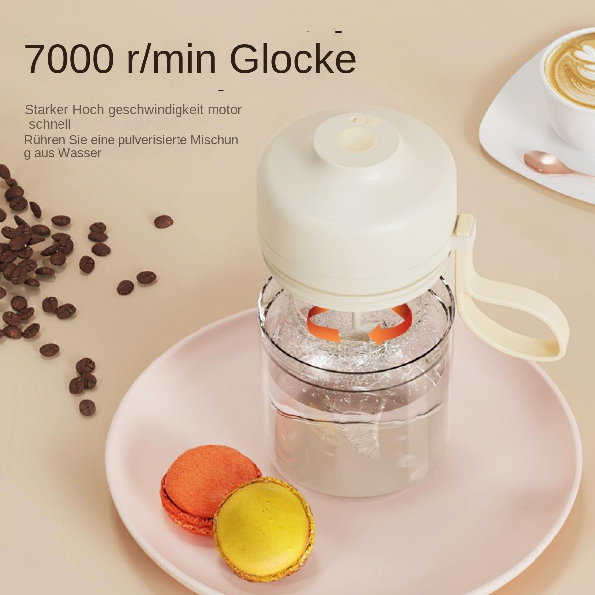 Ein Mixer mischt Flüssigkeit, zwei Makronen, Kaffeebohnen und eine Kaffeetasse auf einem rosa Teller. Text oben: 7000 r/min Glocke.