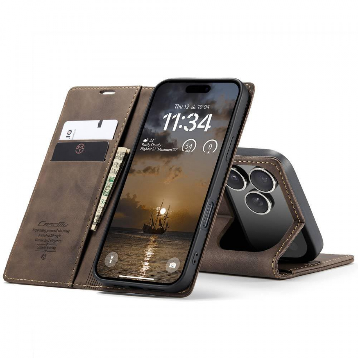 Ein Telefon in einer braunen Lederhülle ist geöffnet und zeigt die Uhrzeit und ein Sonnenuntergangsbild. Karten und Geld sind im Inneren sichtbar.