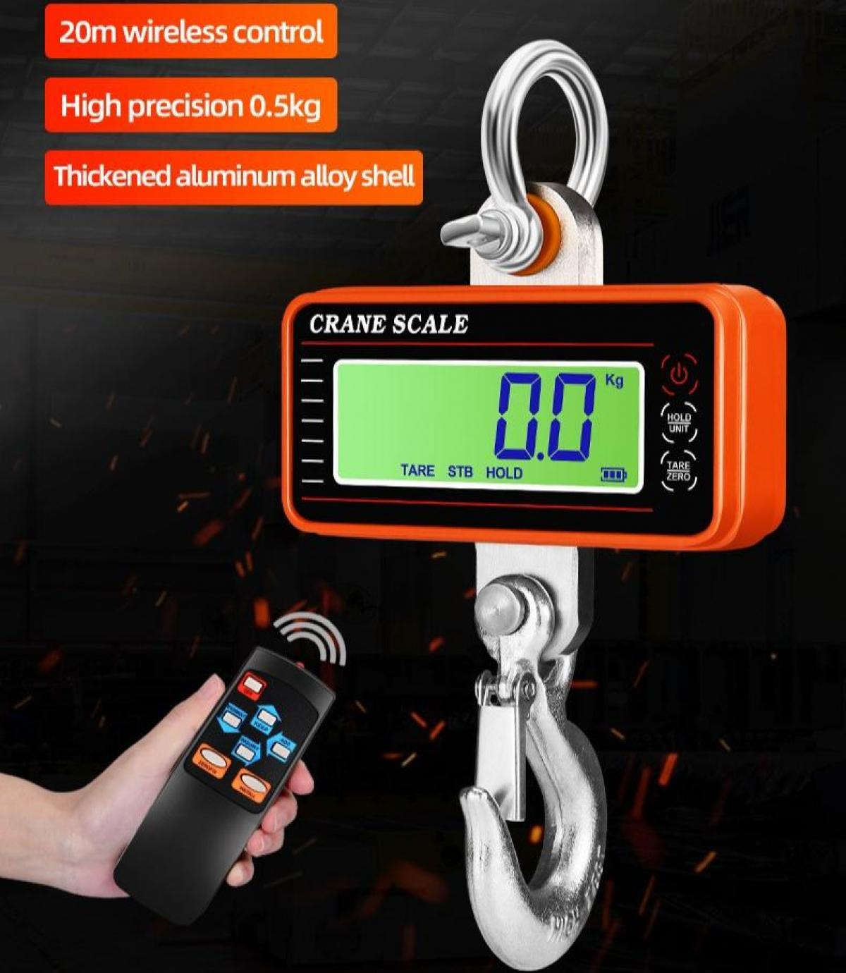 Eine Kranwaage mit digitaler Anzeige von 0,0 kg. Eine Fernbedienung wird in der Hand gehalten. Text hebt drahtlose Steuerung und Präzision hervor.