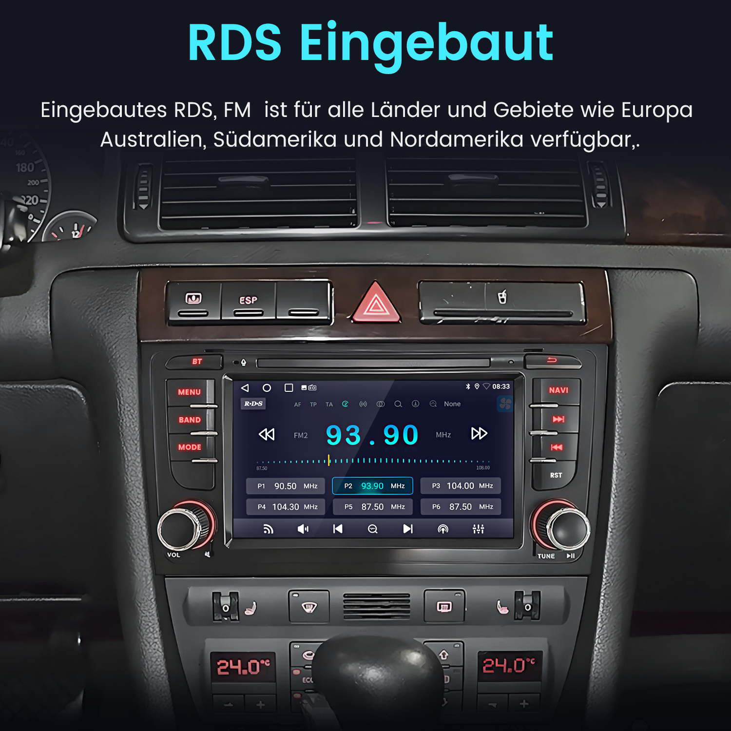 Auto-Armaturenbrett mit Radioanzeige, die 93,90 MHz anzeigt. Bedienelemente umfassen Tasten und Knöpfe für Lautstärke und Abstimmung.
