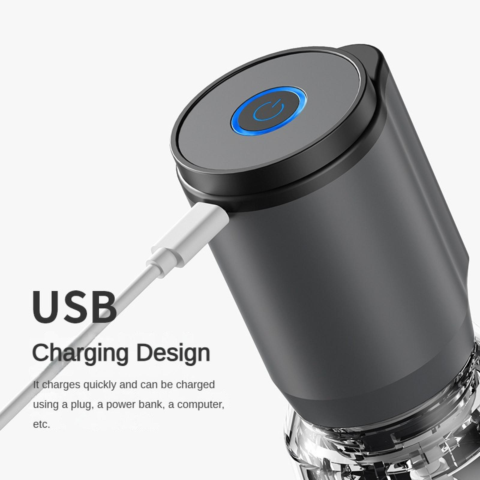 Dunkelgraues Gerät mit eingestecktem USB-Kabel. Das Gerät hat einen blauen Power-Knopf und Text: USB Charging Design.