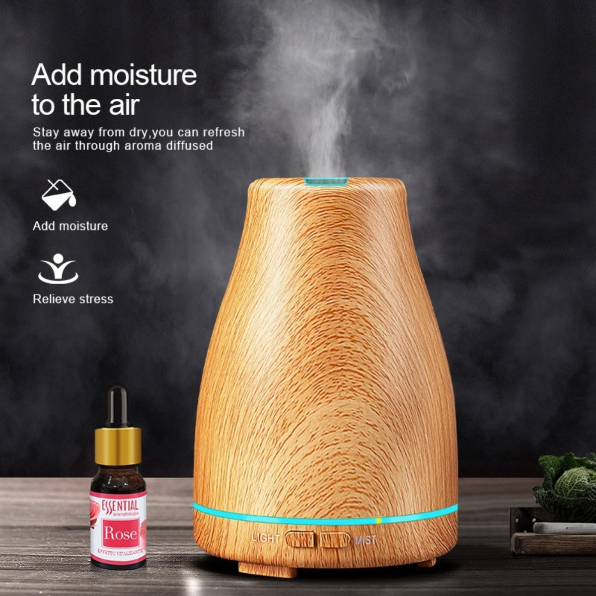 Ein Aroma-Diffusor aus Holz mit Dampf, eine Flasche Rosen-Ätherisches Öl und Text zum Befeuchten der Luft und zur Stresslinderung.