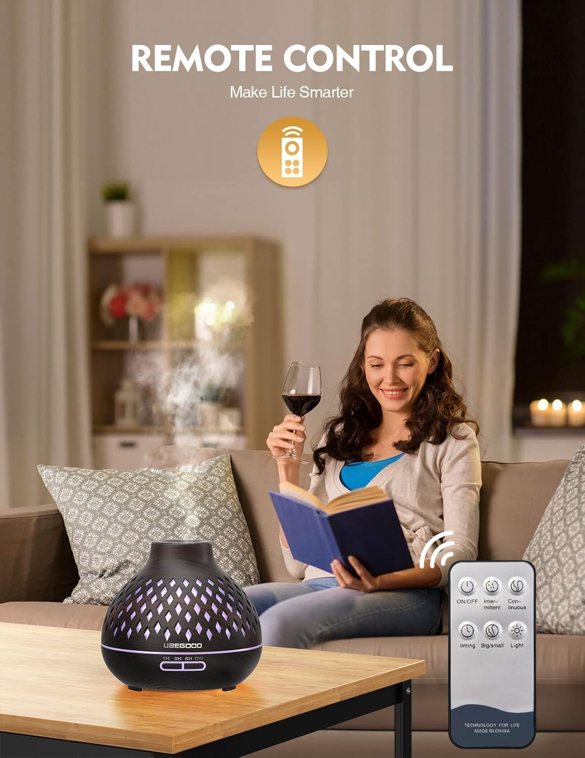 Frau auf Sofa mit Buch und Wein. Diffusor auf dem Tisch. Fernbedienung in der Nähe. Text: Fernbedienung Macht das Leben einfacher.