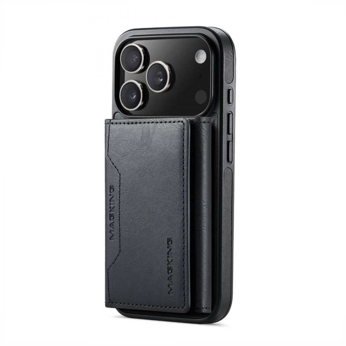 Schwarzes iPhone mit angebrachter Geldbörse. Drei Kameralinsen sind sichtbar. Die Geldbörse ist aus Leder mit dem Aufdruck MAGKING.
