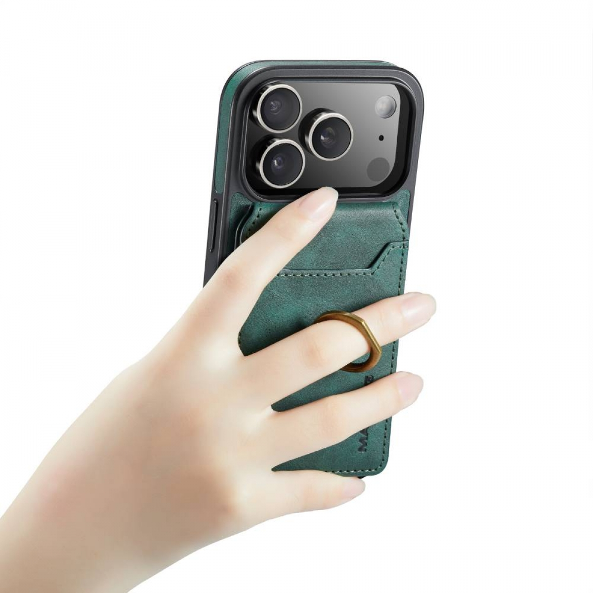 Eine Hand hält eine grüne Handyhülle mit einem Ring. Die Hülle hat einen Kartensteckplatz. Das Telefon hat drei Kameralinsen.