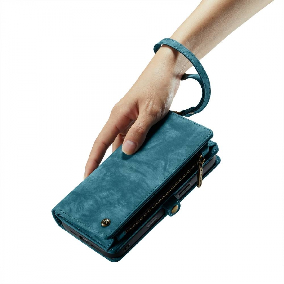Eine Hand hält eine teal-farbene Ledergeldbörse mit Reißverschluss. Das Handgelenk hat einen passenden Riemen. Der Hintergrund ist weiß.