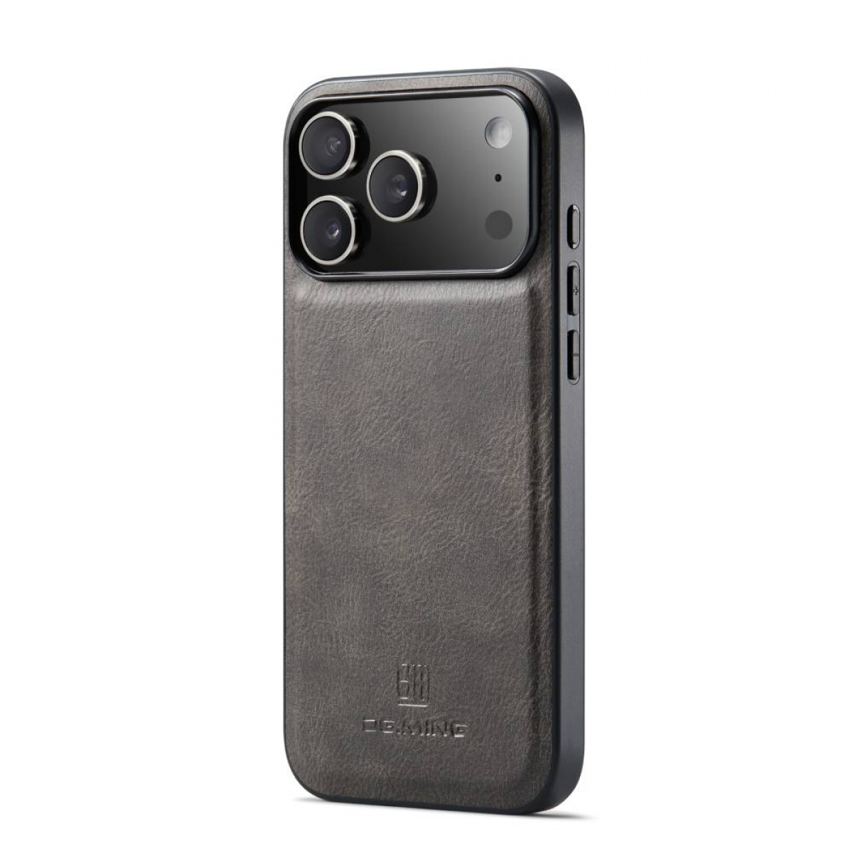 Ein Smartphone in einer dunkelgrauen Lederhülle mit drei Kameralinsen wird gezeigt. Die Hülle hat eine Beschriftung unten.