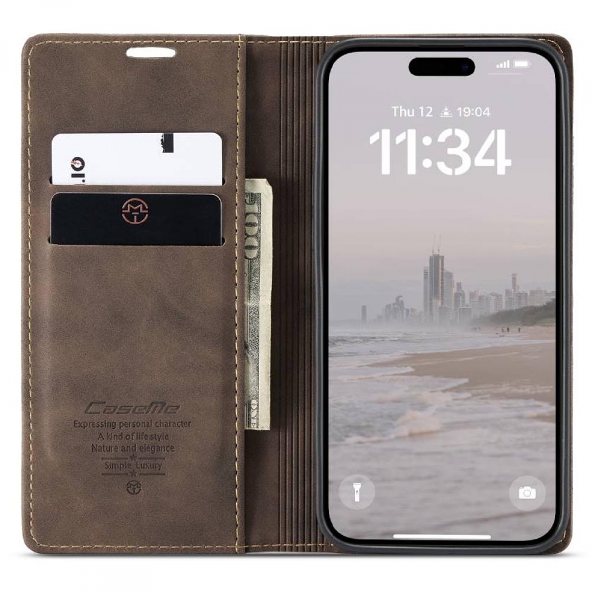 Braune Leder-Handyhülle mit Telefon, das eine Strandszene zeigt. Karten und Geld befinden sich in der Hülle. Die Hülle ist offen.