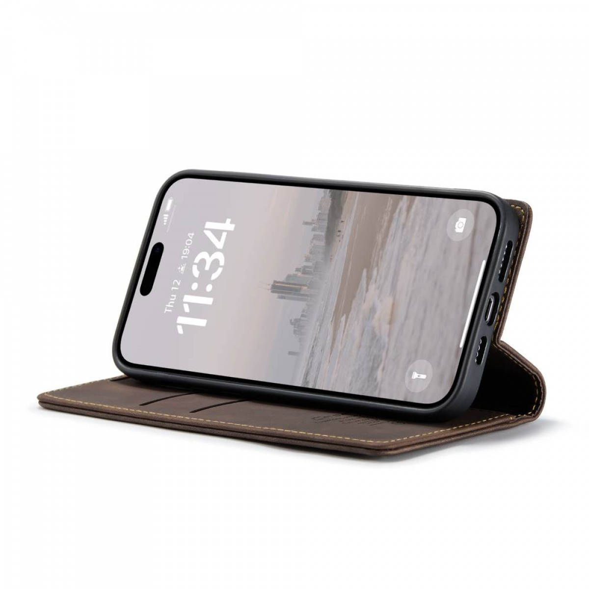 Ein Smartphone in einer braunen Lederhülle wird offen angezeigt. Der Bildschirm zeigt eine Stadtansicht mit der Uhrzeit 11:34. Die Hülle liegt auf einer weißen Oberfläche.