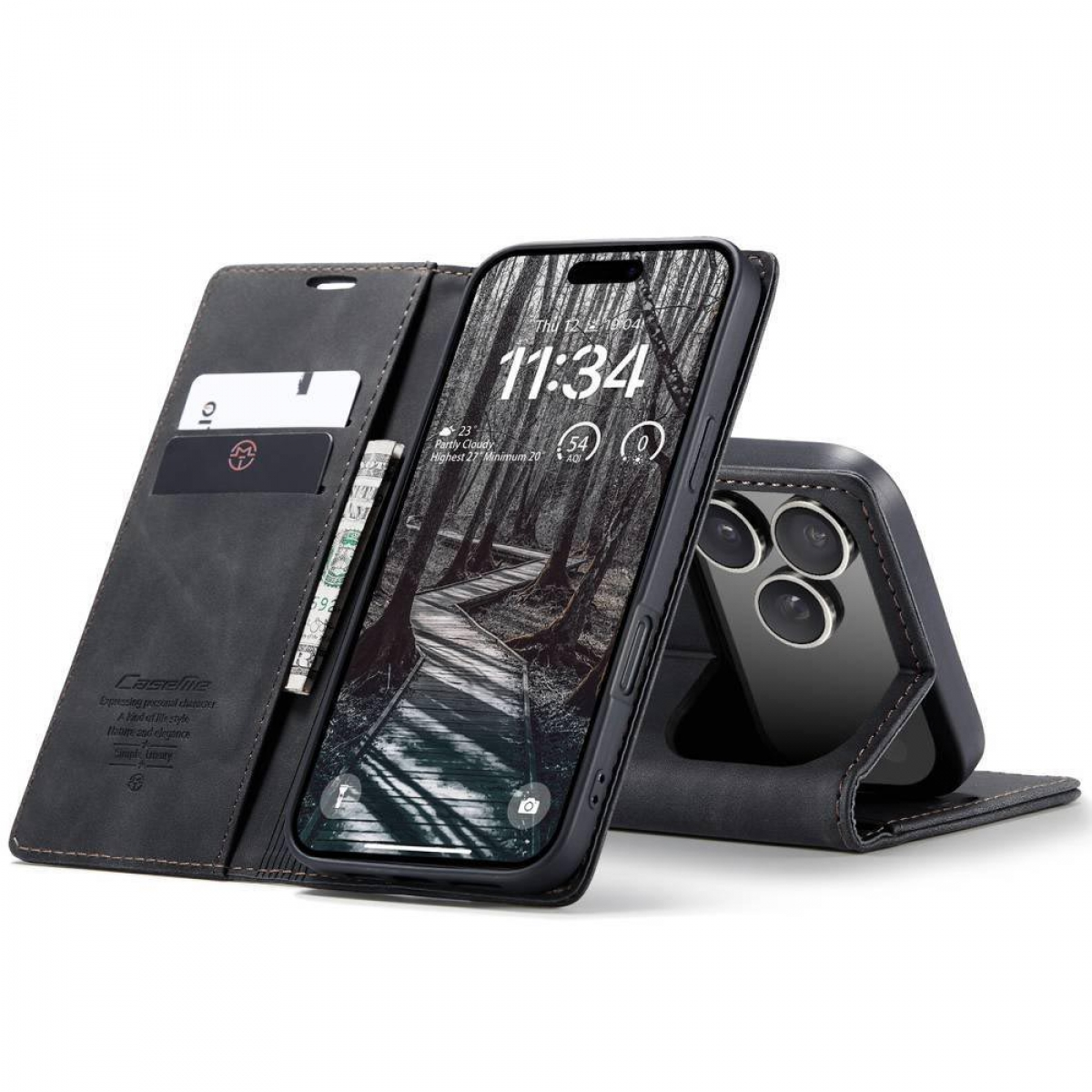 Ein schwarzes Telefon in einer dunkelgrauen Lederhülle. Der Bildschirm zeigt einen Weg durch einen Wald. Karten und Geld sind sichtbar.