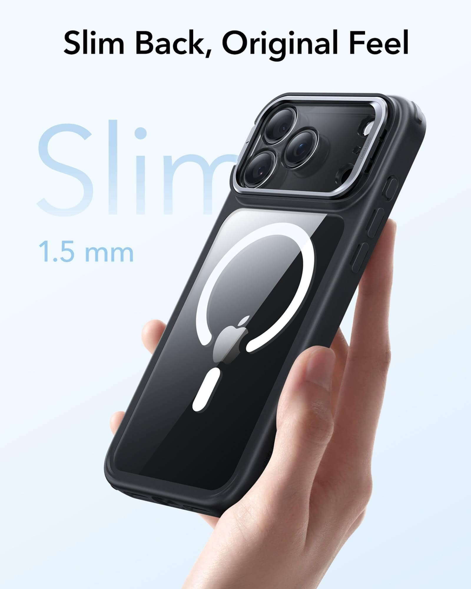 Eine Person hält ein Telefon mit schwarzer Hülle. Die Hülle hat ein weißes Apple-Logo und eine transparente Rückseite. Der Hintergrund ist hellblau.