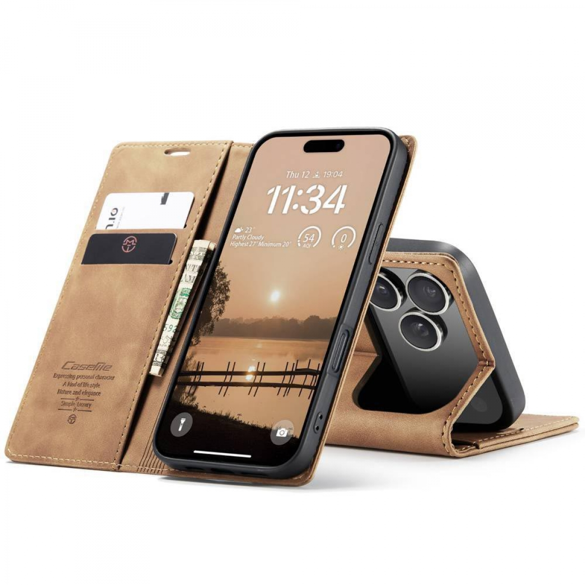 Eine braune Handyhülle mit einem iPhone darin. Der Bildschirm zeigt eine Seelandschaft und die Uhrzeit an. Geld und eine Karte befinden sich in der Hülle.