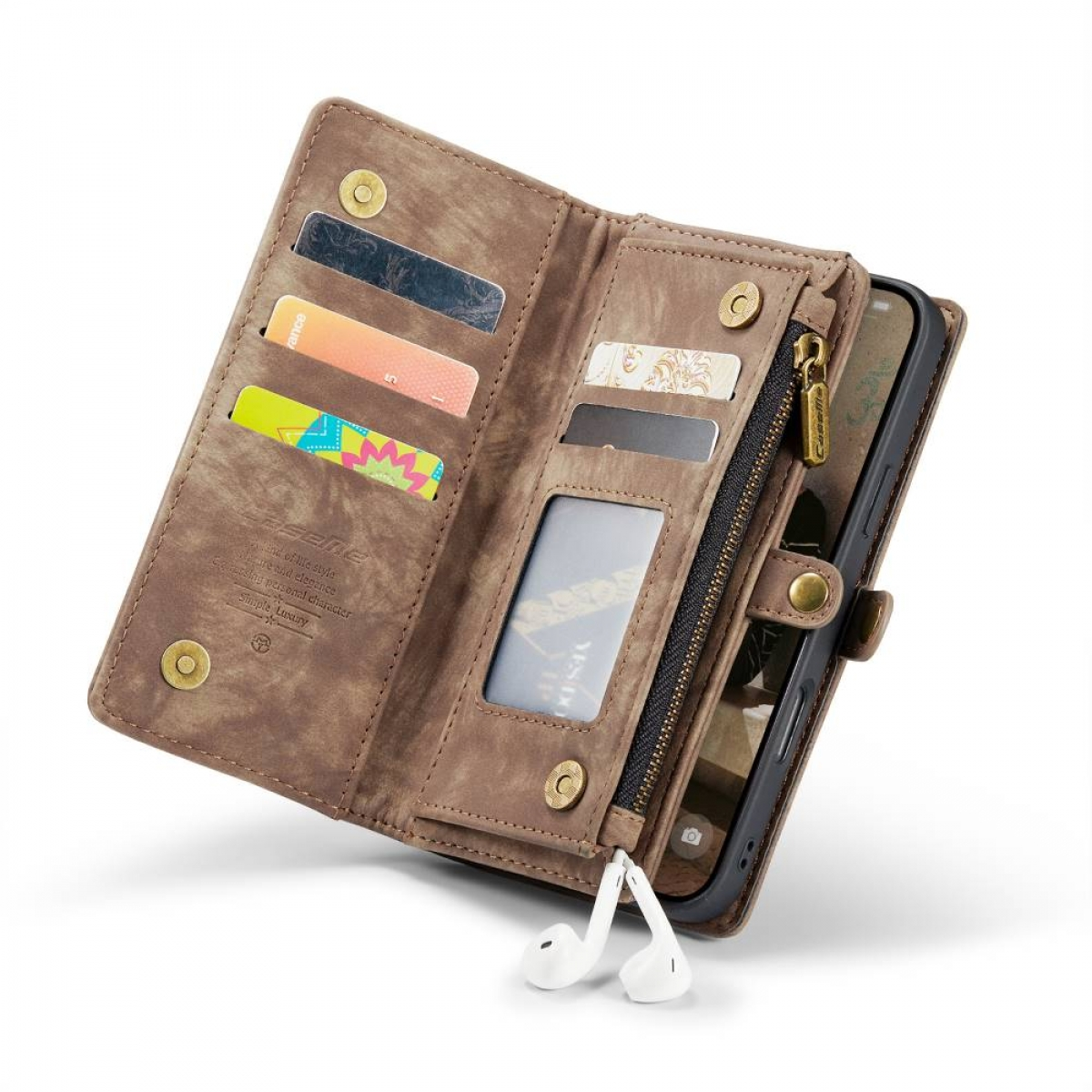 Eine offene, braune Leder-Handyhülle mit Karten und einem Telefon. Weiße Ohrhörer sind befestigt. Die Hülle liegt auf weißem Untergrund.