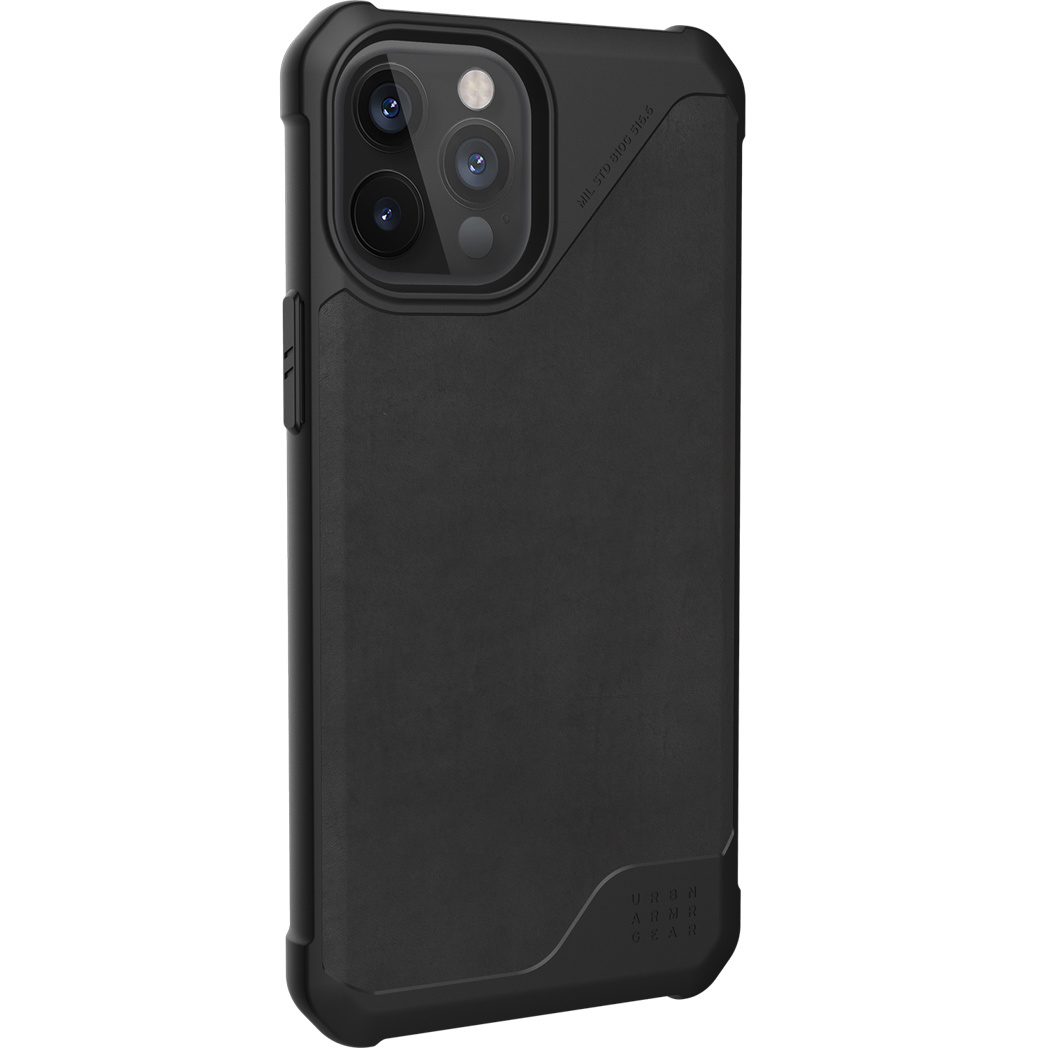 Eine schwarze Handyhülle mit Dreifach-Kamera. Sie hat ein robustes Design, und der Markenname 'URBAN ARMOR GEAR' ist sichtbar.