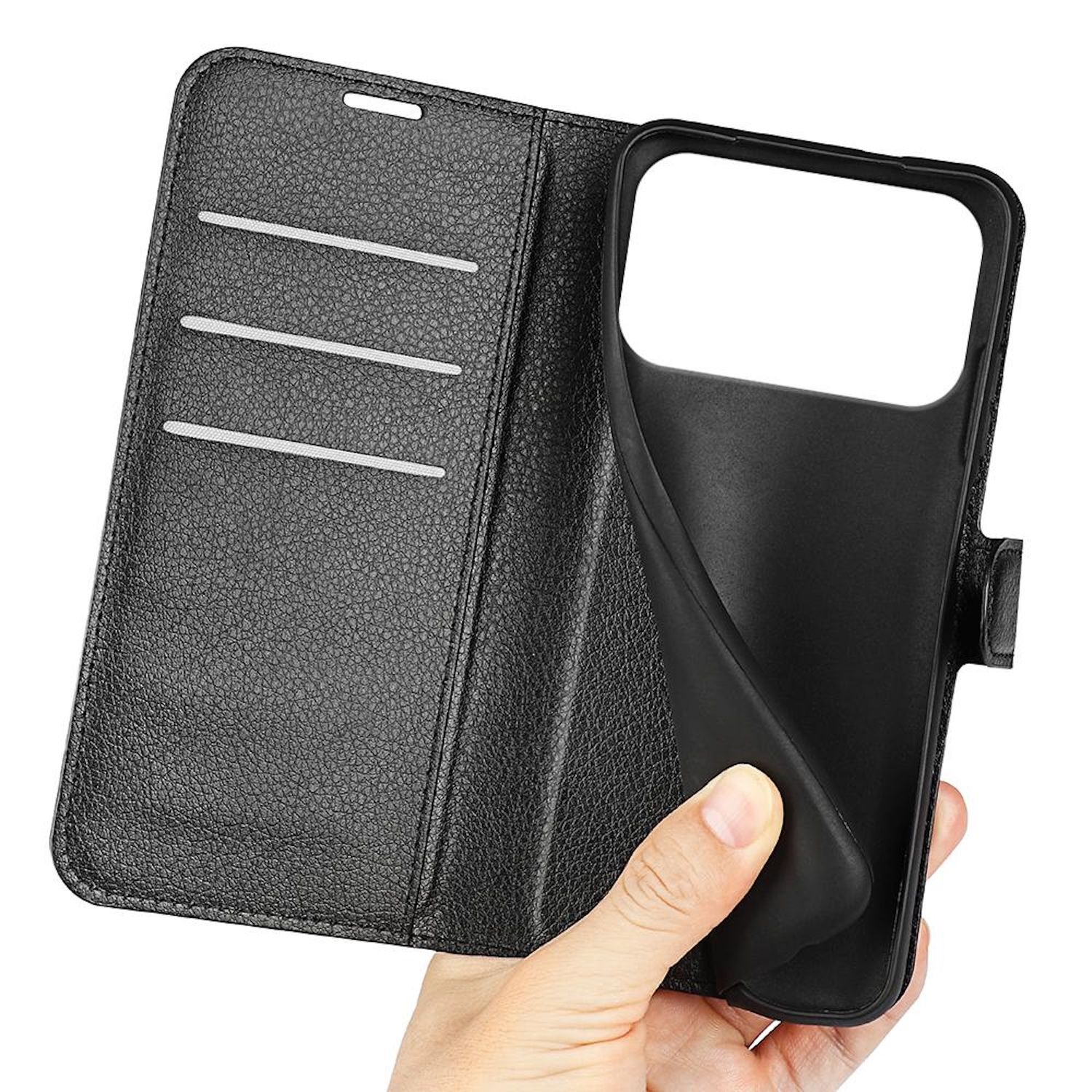 Eine Hand hält eine schwarze Handyhülle. Die Hülle ist geöffnet und zeigt eine Telefonhalterung und Kartenfächer. Der Hintergrund ist weiß.