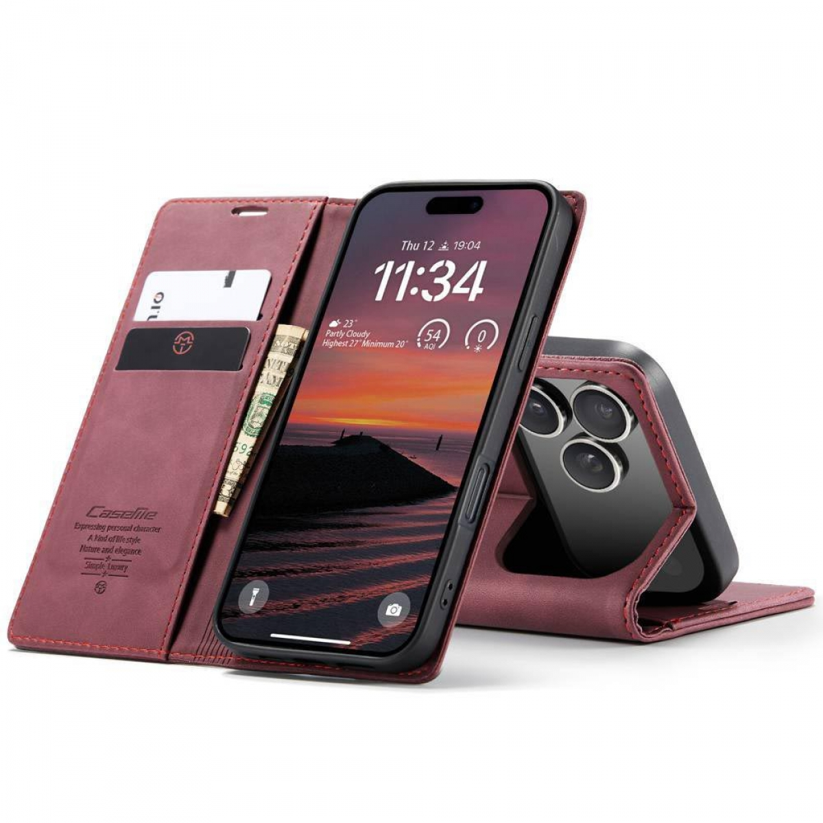 Eine weinrote Handyhülle mit einem Telefon, das 11:34 anzeigt. Im Inneren der Hülle befinden sich eine Karte und Geld, und das Telefon hat eine Dreifachkamera.
