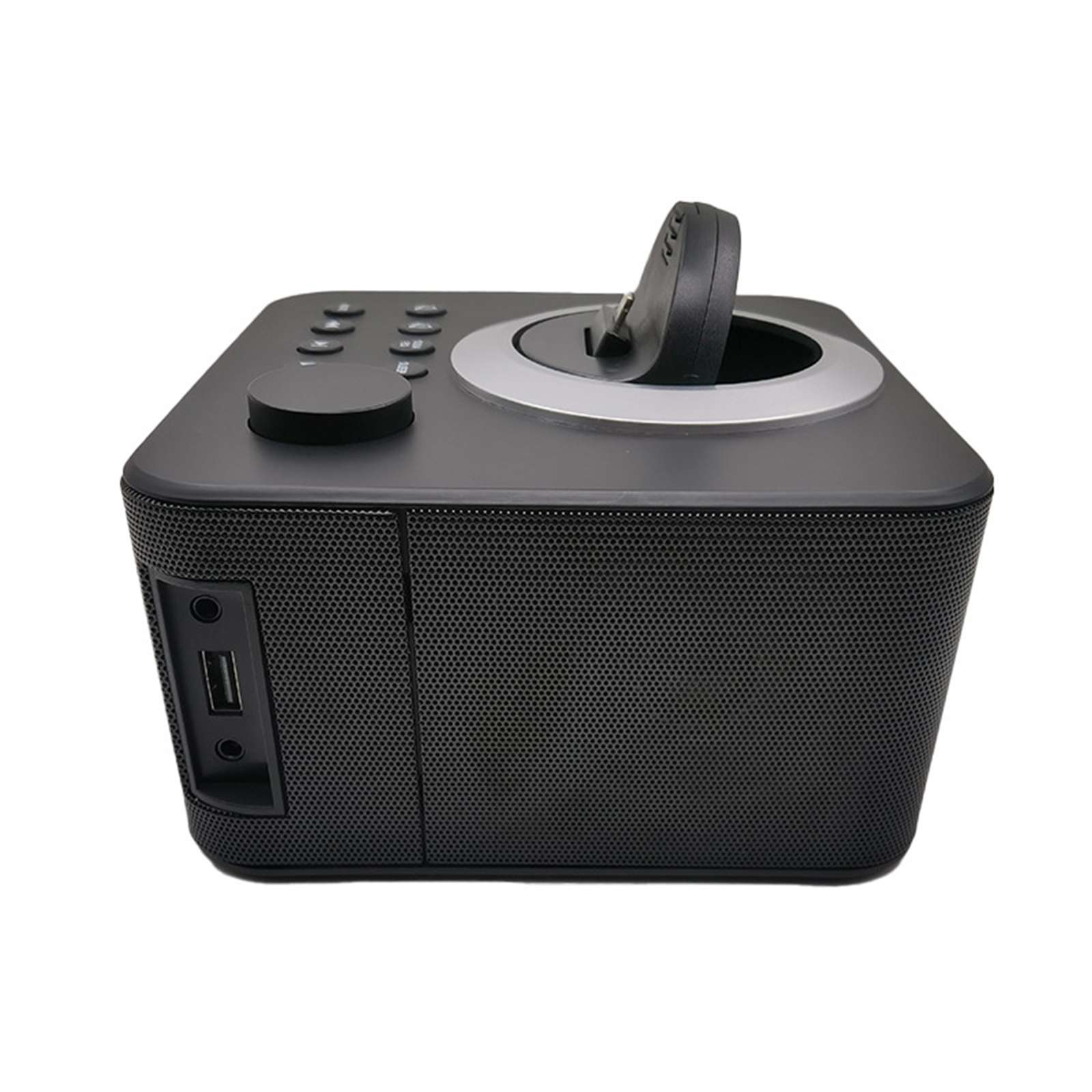 Schwarzer Lautsprecher mit Dockingstation, einem Knopf und einem USB-Anschluss. Der Hintergrund ist weiß.