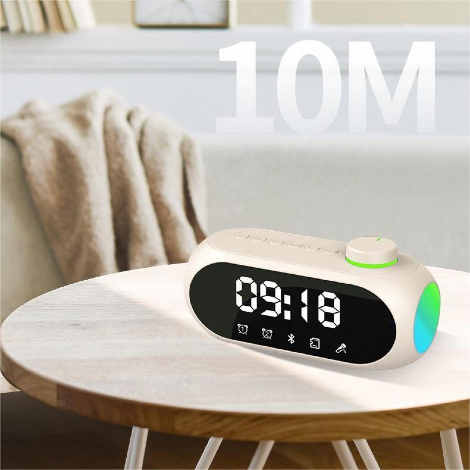 Eine weiße Digitaluhr zeigt 09:18 auf einem Holztisch. Im Hintergrund sind ein beiges Sofa und eine Decke.