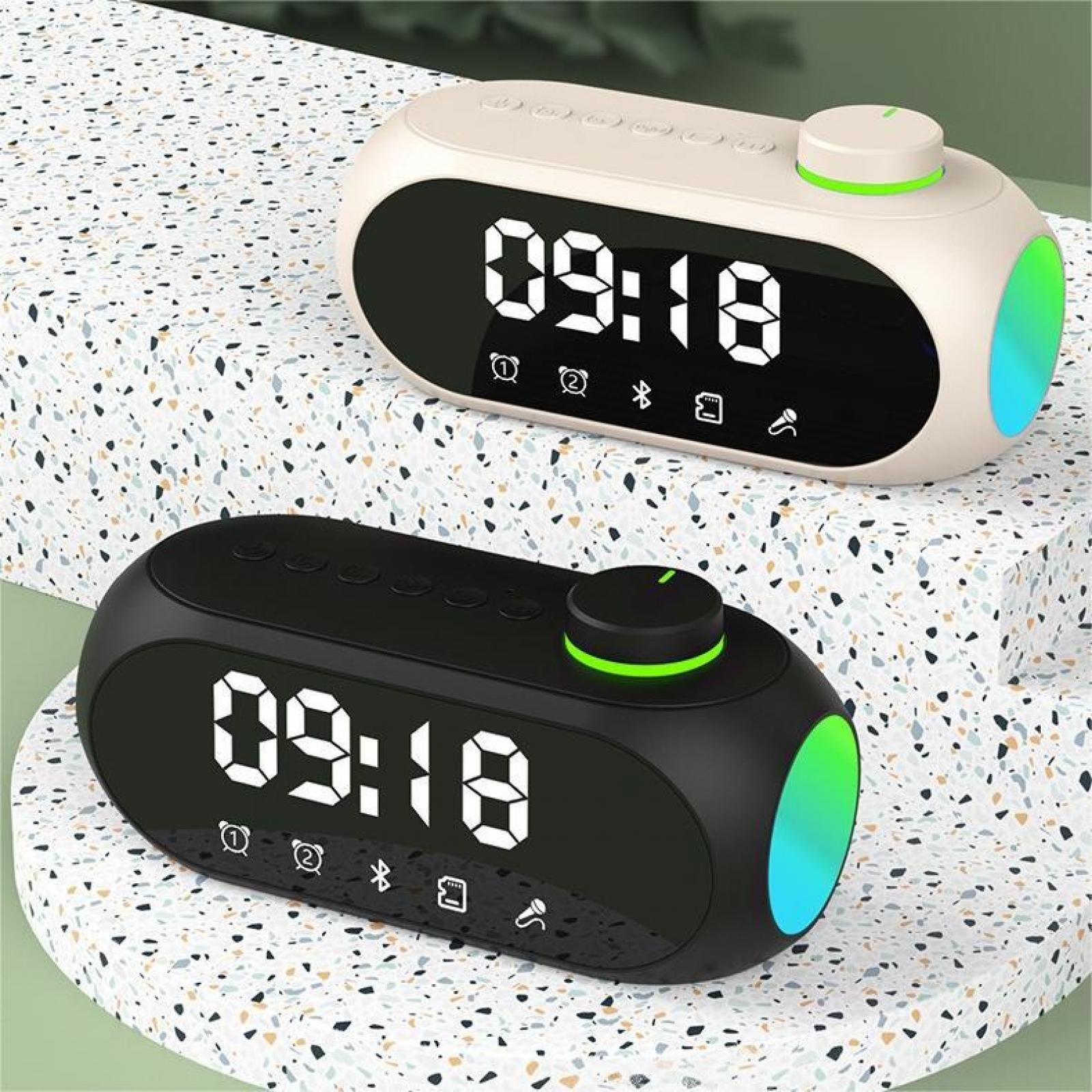Zwei digitale Wecker mit der Anzeige 09:18. Einer ist schwarz, der andere beige, beide mit grünen und blauen Akzenten. Sie liegen auf einer gesprenkelten Oberfläche.