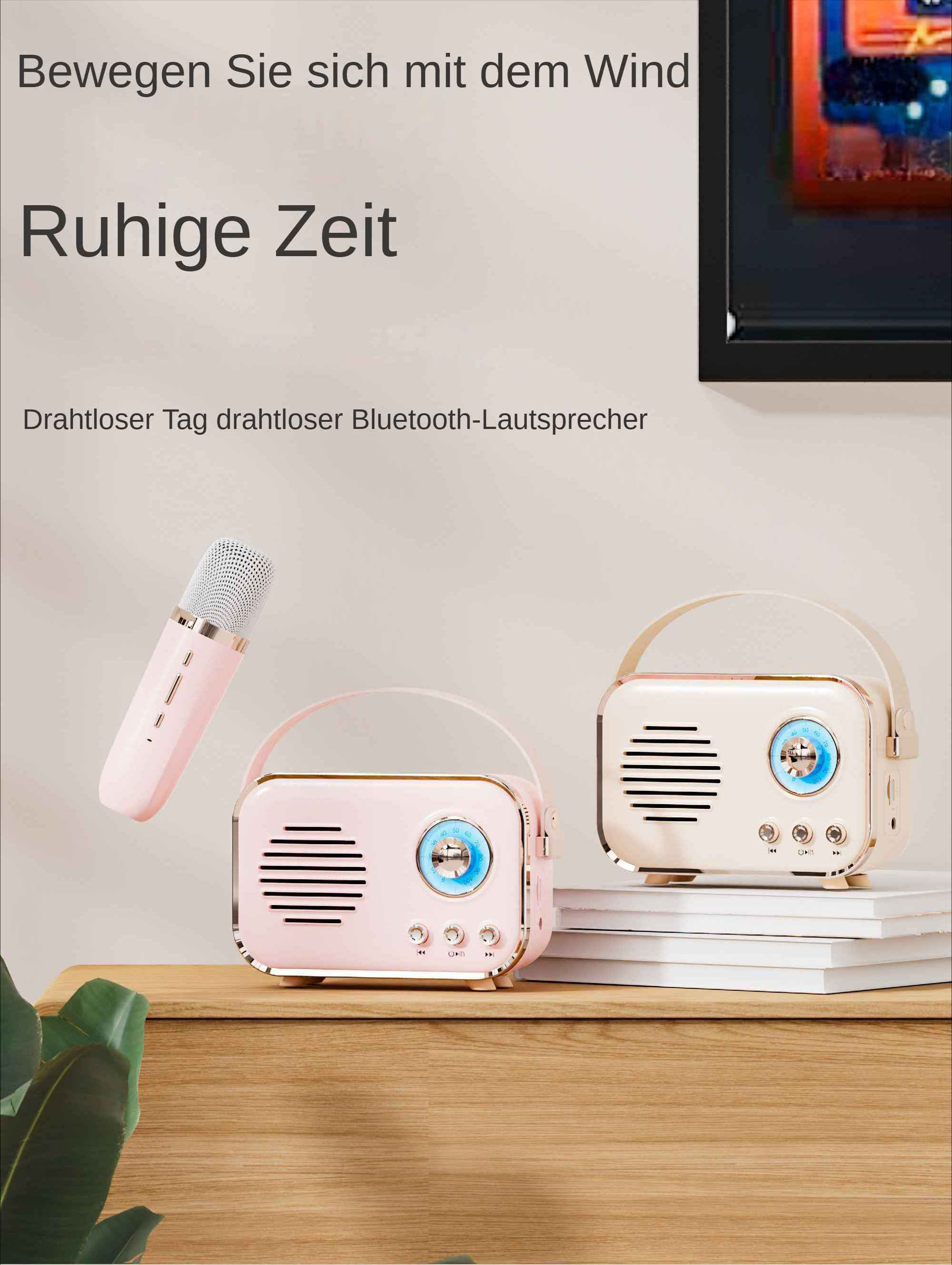 Rosa und beige Radios und Mikrofon auf einem Holztisch. Text auf Deutsch ist im Hintergrund sichtbar.