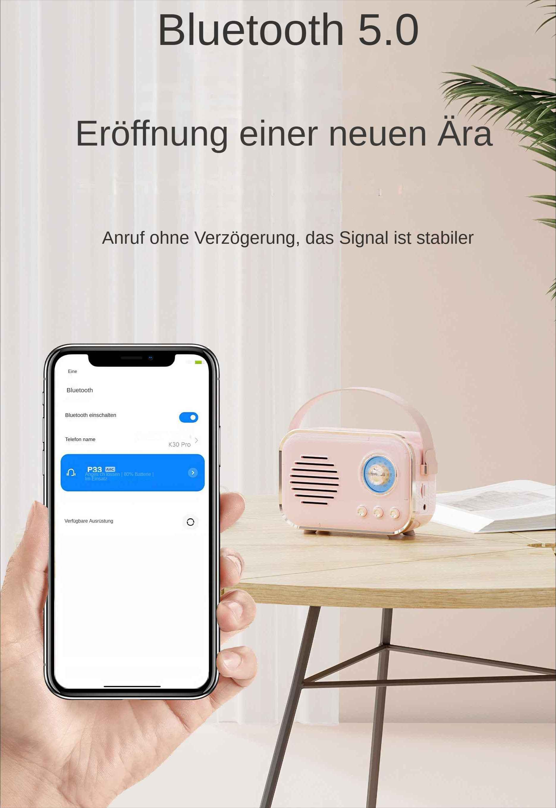Eine Hand hält ein Telefon mit Bluetooth-Einstellungen. Ein rosa Radio steht auf einem Tisch. Text oben.