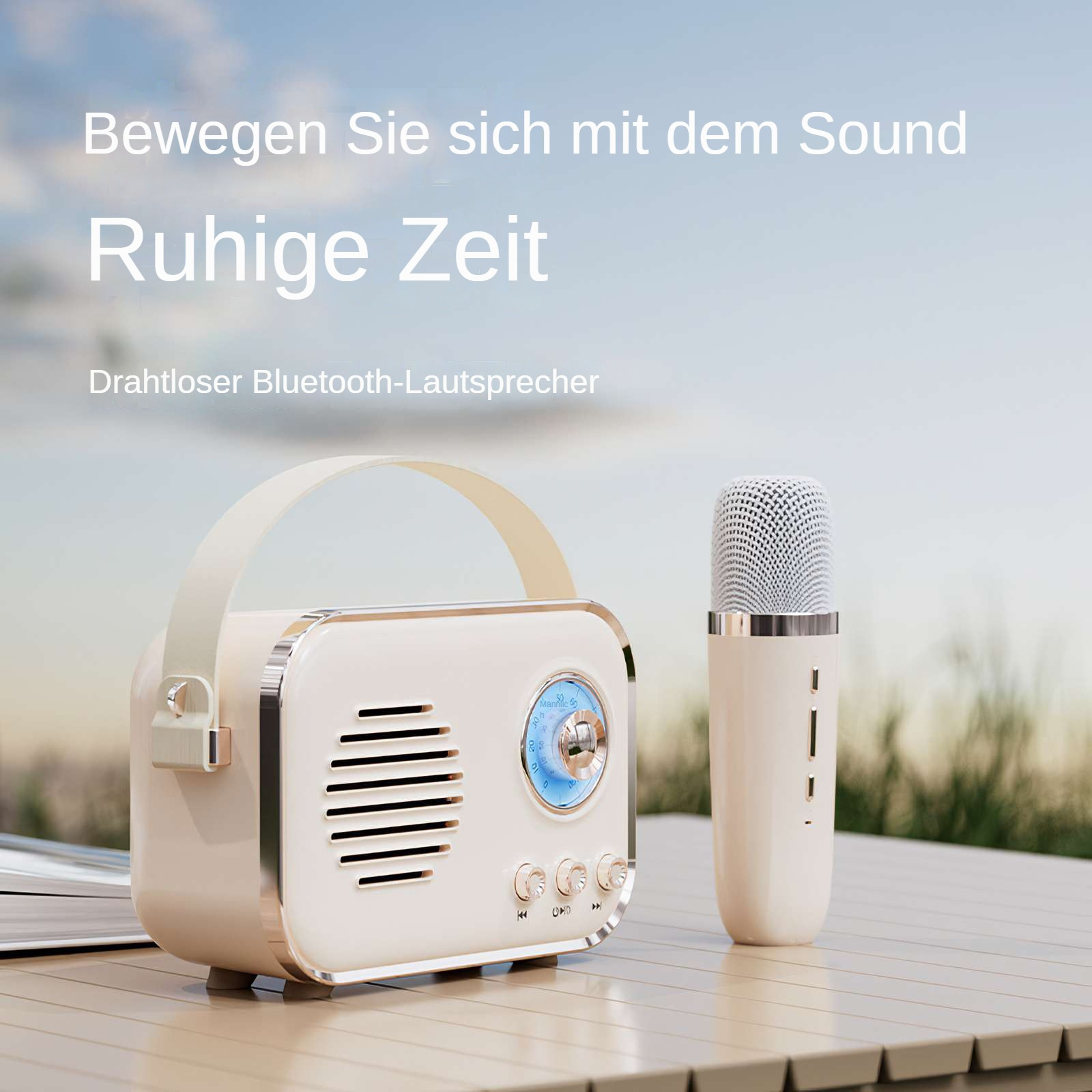 Ein cremefarbener Bluetooth-Lautsprecher und ein Mikrofon stehen auf einem Tisch. Der Hintergrund ist unscharf.