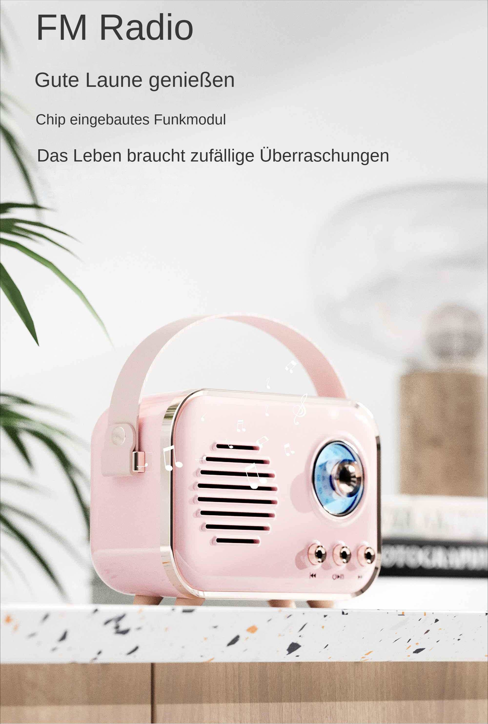 Rosa Retro-Radio auf einer gemusterten Oberfläche. Der Hintergrund ist weiß mit grünen Blättern und einem verschwommenen Objekt.