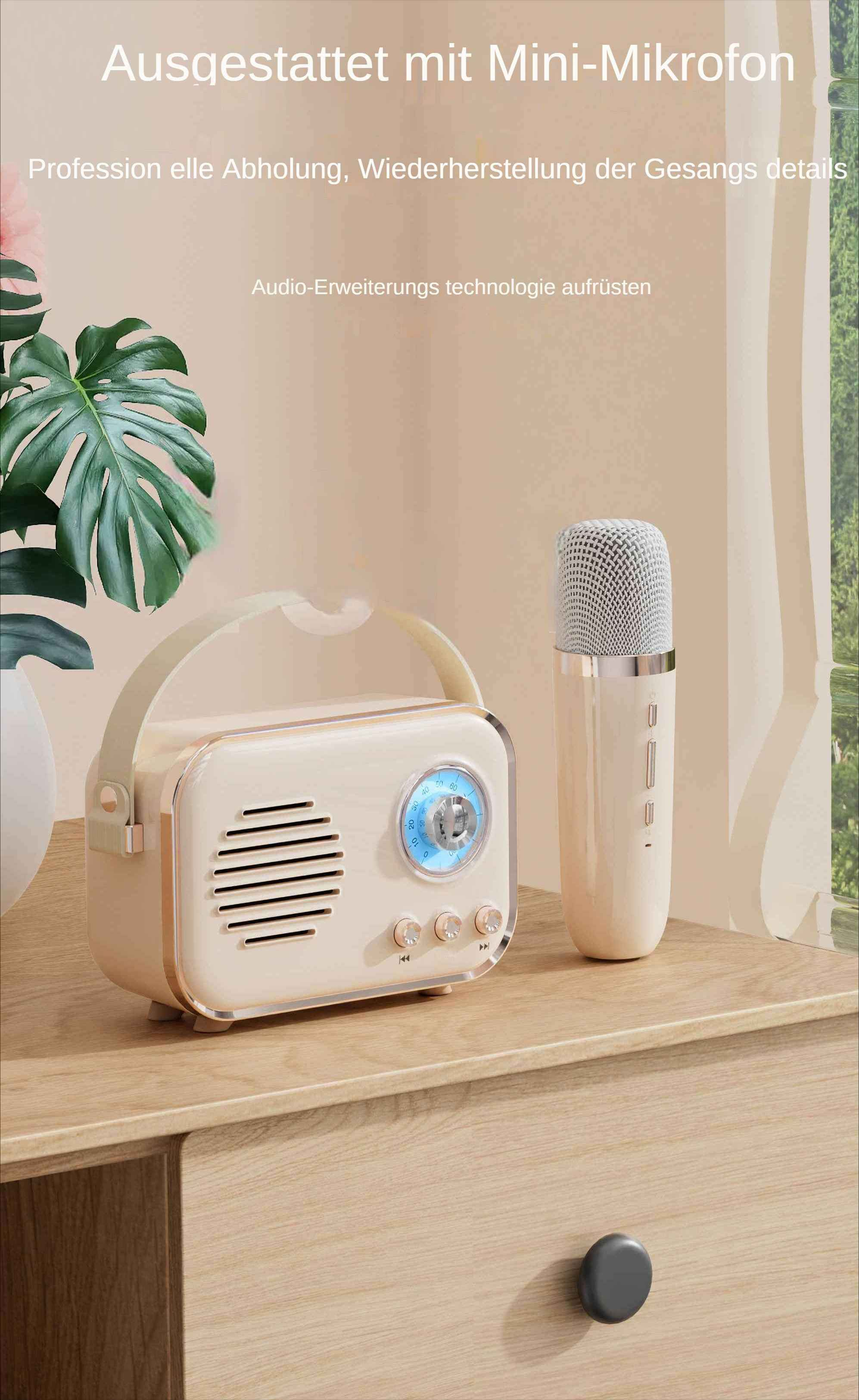 Ein beigefarbenes Retro-Radio mit Mikrofon steht auf einer Holzoberfläche. Links ist eine grüne Pflanze und rechts ein Fenster.