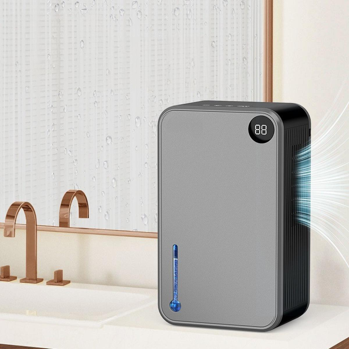 Ein grau-schwarzer Luftentfeuchter in einem Badezimmer. Er hat eine Digitalanzeige mit der Zahl 88. Kupferfarbene Wasserhähne sind sichtbar.