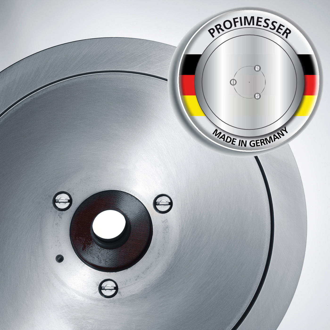 Nahaufnahme einer Metallscheibe mit einem zentralen Loch. Ein Abzeichen mit der deutschen Flagge und den Worten 'PROFIMESSER' und 'MADE IN GERMANY'.