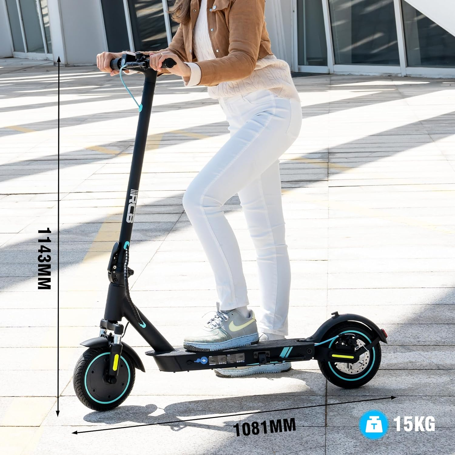 Eine Frau auf einem schwarzen Elektroroller mit angezeigten Abmessungen. Der Roller steht auf einer gepflasterten Oberfläche, im Hintergrund ein modernes Gebäude.