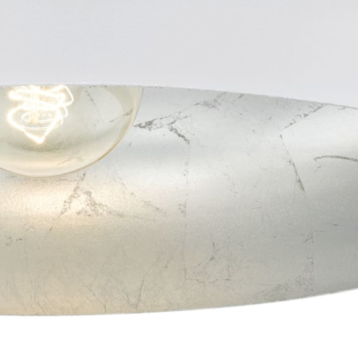 Nahaufnahme einer Leuchte. Silberblattdetails am Rand. Eine Glühbirne ist in einem Glasgehäuse sichtbar.