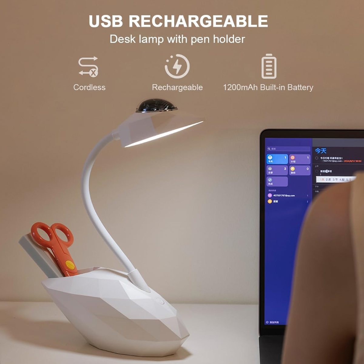 Eine weiße Schreibtischlampe mit Stifthalter, Schere und Laptop mit App-Anzeige. Die Lampe hat einen flexiblen Hals und Licht.