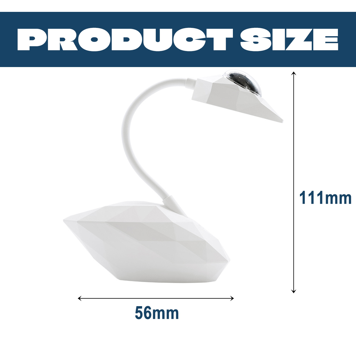 Eine weiße Schreibtischlampe mit gebogenem Hals, geometrischem Sockel und Kopf. Abmessungen sind 56 mm x 111 mm. Produktgrößentext oben.