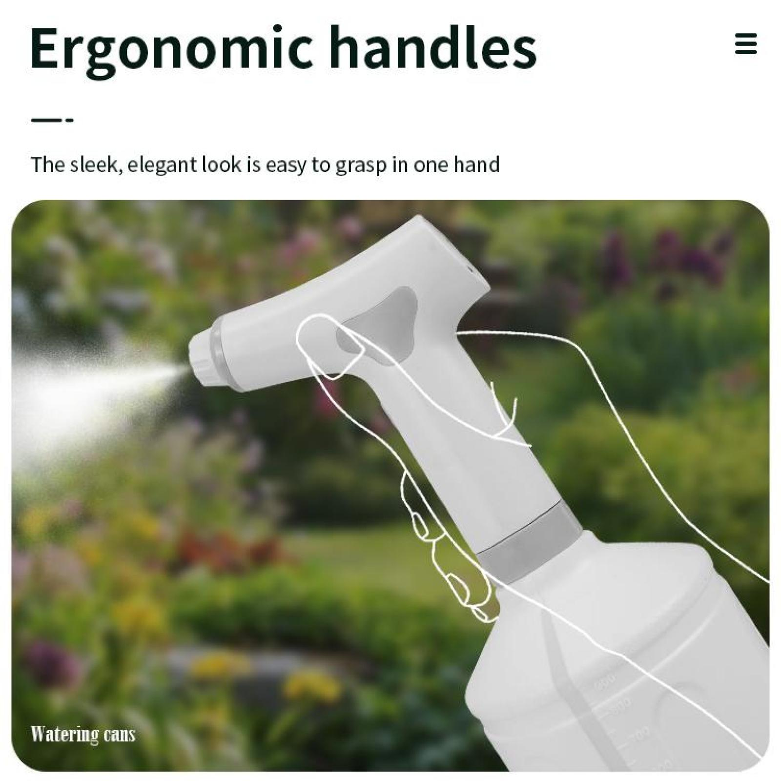 Eine weiße Gießkanne sprüht Wasser. Sie hat einen ergonomischen Griff. Der Hintergrund ist ein verschwommener Garten.