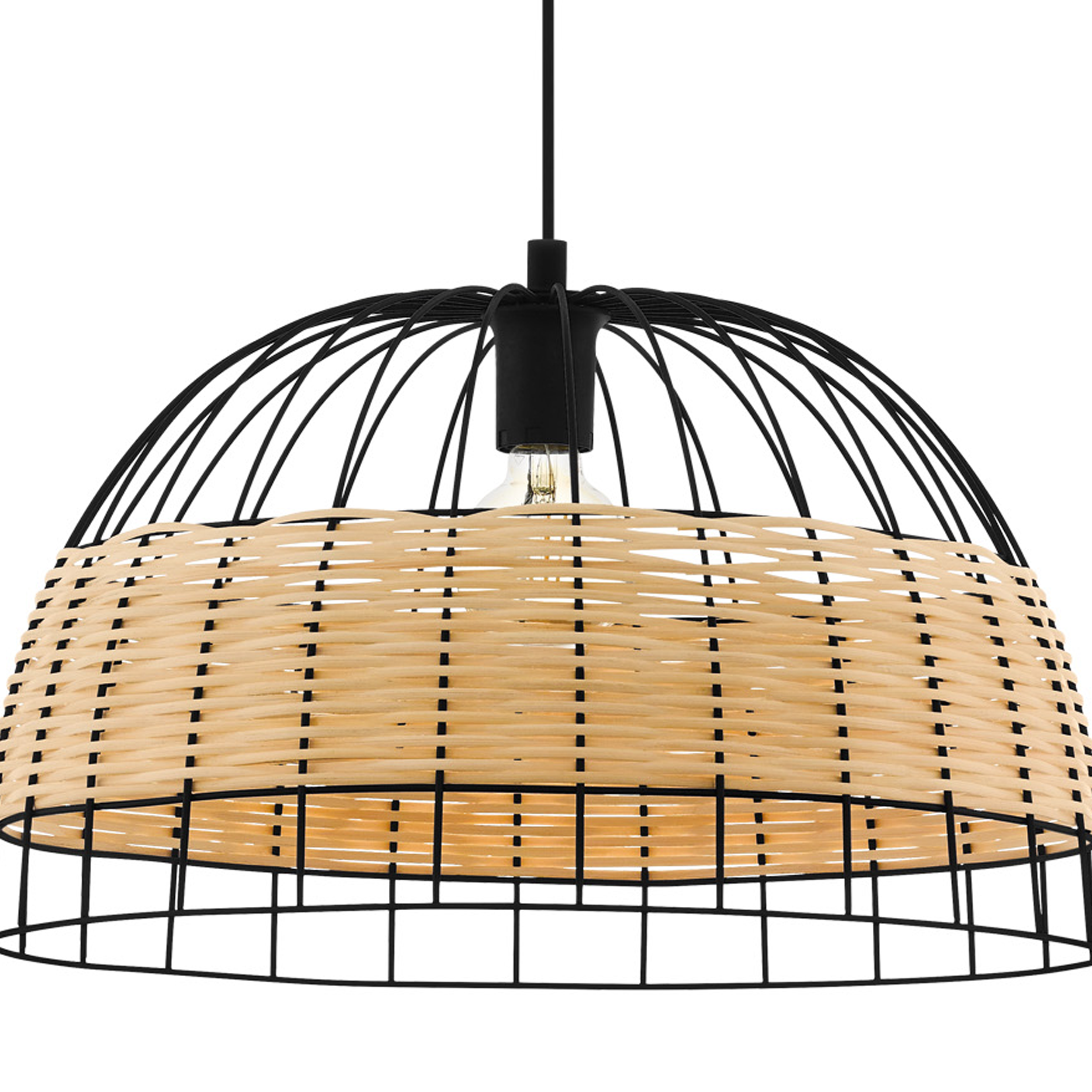 Eine Pendelleuchte mit schwarzem Metallrahmen und einem Schirm aus geflochtenem Rattan. Eine Glühbirne ist sichtbar.