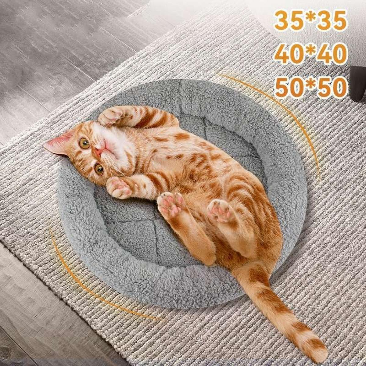 Eine orangefarbene Tabby-Katze liegt auf dem Rücken in einem grauen Haustierbett auf einem grauen Teppich. Größen des Bettes sind oben aufgeführt.