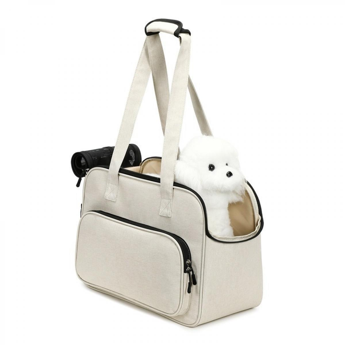 Eine beige Haustiertasche mit einem weißen, flauschigen Hund darin. Die Tasche hat schwarze Verzierungen, eine Vordertasche und einen schwarzen Griff.