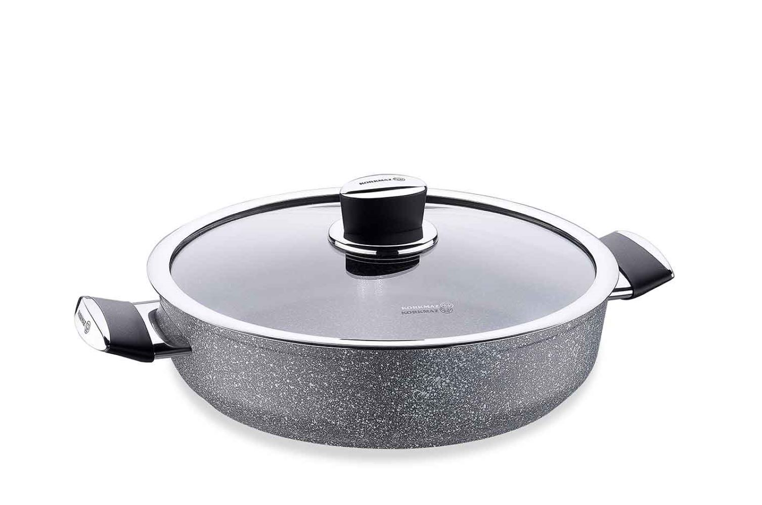 Cam kapaklı ve siyah kulplu gri benekli bir tencere. Gümüş jantı ve siyah kapak kolu vardır.